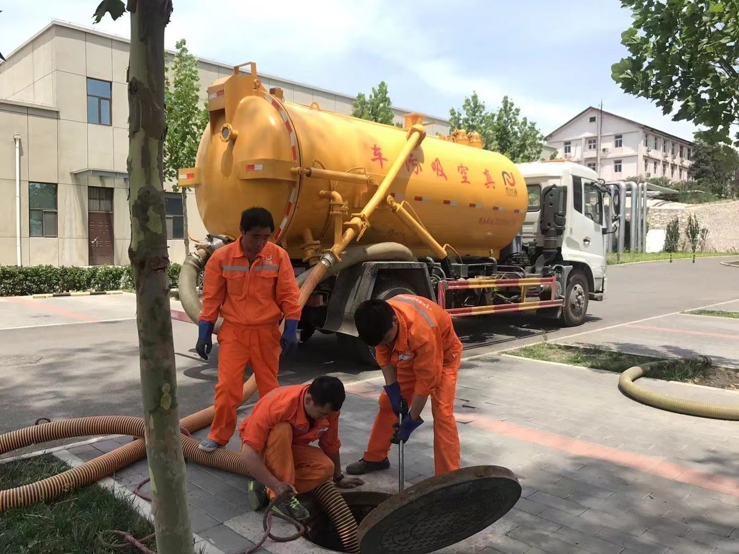 大成镇管道疏通车停在窨井附近